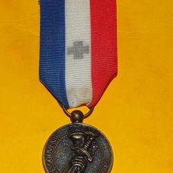 MEDAILLE LE SOUVENIR FRANCAIS ECHELON BRONZE, FABRICANT DRAGO PARIS  ,BON ETAT VOIR PHOTOS . POUR TO