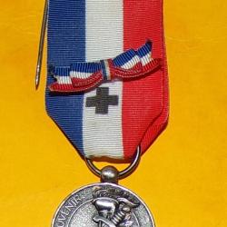 MEDAILLE LE SOUVENIR FRANCAIS ECHELON ARGENT, FABRICANT DRAGO PARIS  ,BON ETAT VOIR PHOTOS . POUR TO