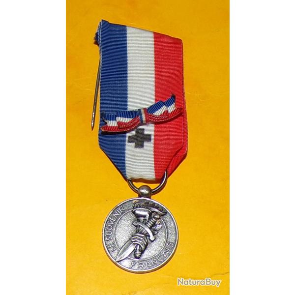 MEDAILLE LE SOUVENIR FRANCAIS ECHELON ARGENT, FABRICANT DRAGO PARIS  ,BON ETAT VOIR PHOTOS . POUR TO