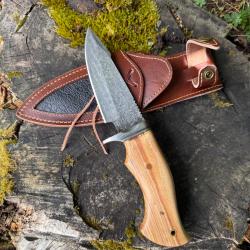 Couteau de Chasse Artisanal forg&eacute; &agrave; la main, la Damas 128 couches &eacute;tui en cuir