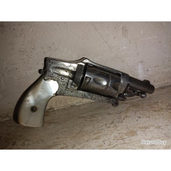 Revolver bulldog hammerless de luxe 6mm grave et plaquettes nacre