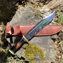 Magnifique couteau, Bowie 40 cm artisanal forg&eacute; &agrave; la main et son &eacute;tui en Cuir
