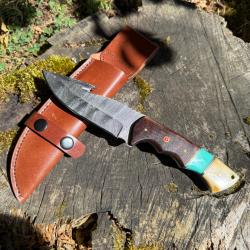 Superbe couteau de Chasse artisanale, lame d&eacute;pe&ccedil;age Damas 128 couches et son &eacute;tui en cuir