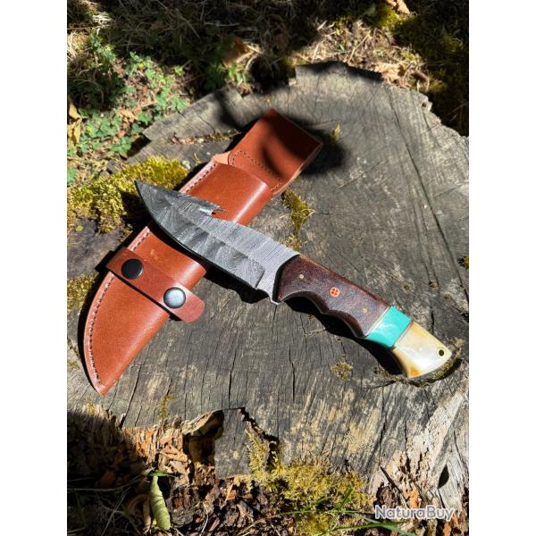 Superbe couteau de Chasse artisanale, lame d�pe�age Damas 128 couches et son �tui en cuir