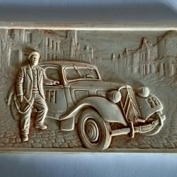 Bas relief de la traction FFI avec son support
