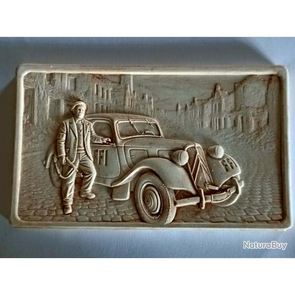 Bas relief de la traction FFI avec son support