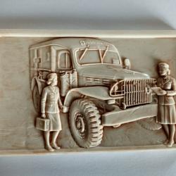 Bas relief de l'ambulance avec son support