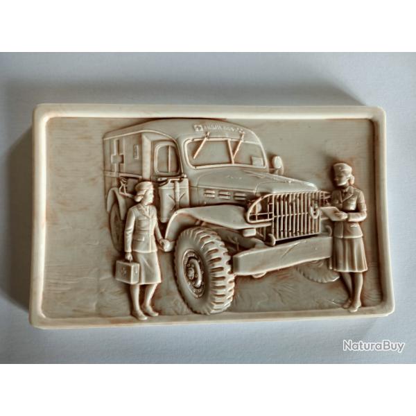 Bas relief de l'ambulance avec son support