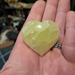 Pierre polie et sculpt&eacute;e en forme de coeur ; Calcite pistache