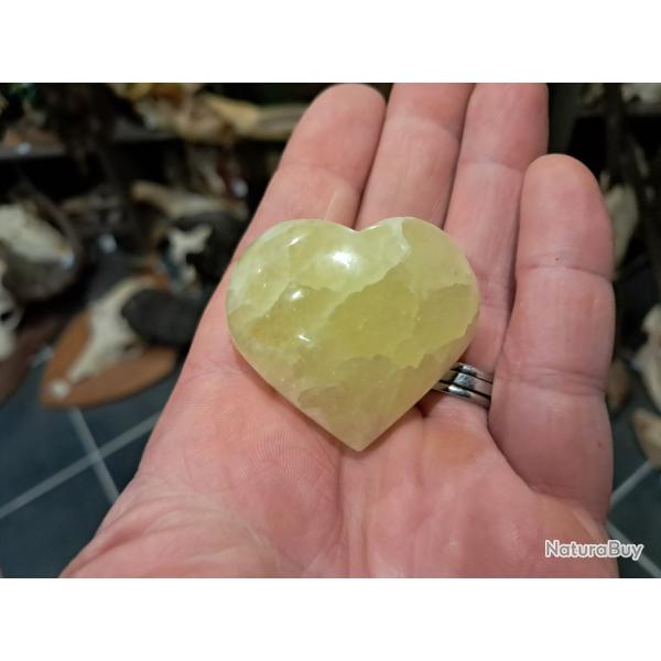 Pierre polie et sculpt�e en forme de coeur ; Calcite pistache