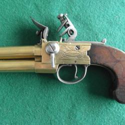 Beau pistolet &agrave; silex &agrave; 2 canons superpos&eacute;s sign&eacute; Laugher &agrave; Londres
