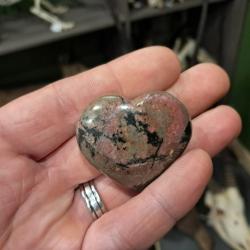 Pierre polie et sculpt&eacute;e en forme de coeur ; Rhodonite