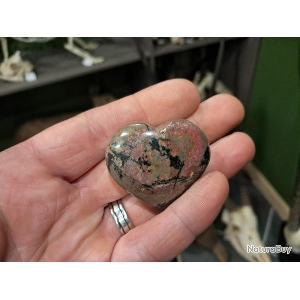 Pierre polie et sculpt�e en forme de coeur ; Rhodonite