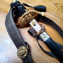 Sabre officier marine avec sa dragonne et b&eacute;li&egrave;re