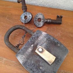 Ancien Cadenas SNCF avec SES 2 CLEFS GRAVEES SNCF  VINTAGE