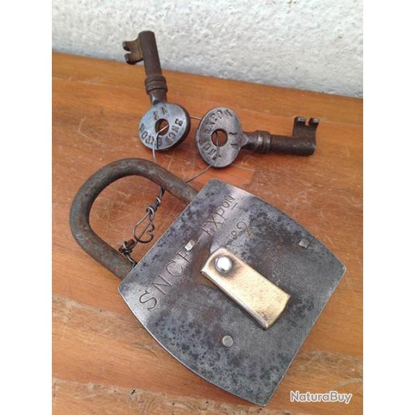 Ancien Cadenas SNCF avec SES 2 CLEFS GRAVEES SNCF  VINTAGE