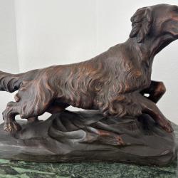 Grande sculpture en terre cuite chien Epagneul sign&eacute; T. Cartier, d&eacute;but XX&egrave;me