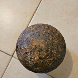 Boulet de canon trouv&eacute; &agrave; Montesquieu-des-Alb&egrave;res Pyr&eacute;n&eacute;es-Orientales 3.826 kg
