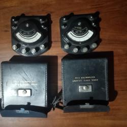 Lot de 2 Voltmetre U.S. Army WW2 modele I-50 WESTON avec leurs &eacute;tuis cuir d'origine.