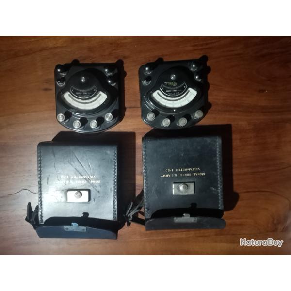Lot de 2 Voltmetre U.S. Army WW2 modele I-50 WESTON avec leurs �tuis cuir d'origine.