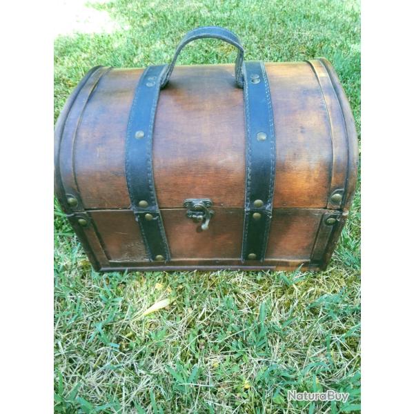 Joli coffret bois massif 27.5x22.5x18 cm BE pouvant recevoir une ancienne arme de poing