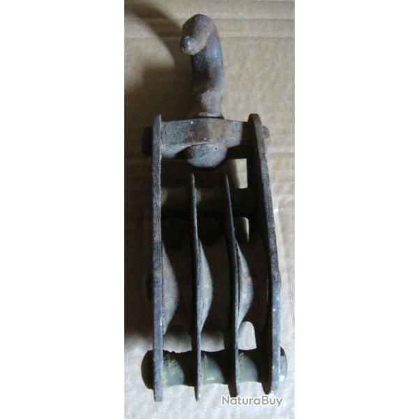 Ancienne grande poulie triple en m�tal.