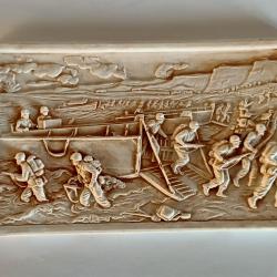 Bas relief sc&egrave;ne du D&eacute;barquement avec support