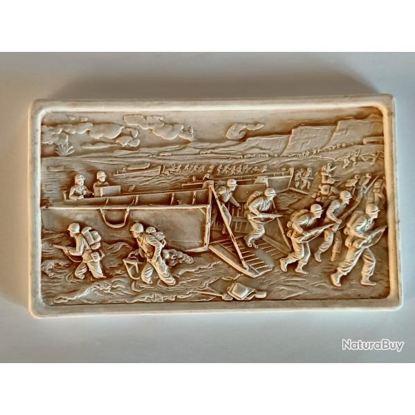 Bas relief sc�ne du D�barquement avec support