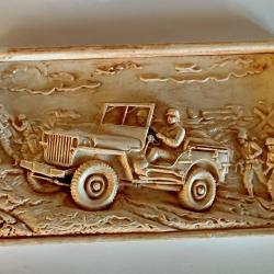 Bas relief sc&egrave;ne du D&eacute;barquement avec Jeep avec support