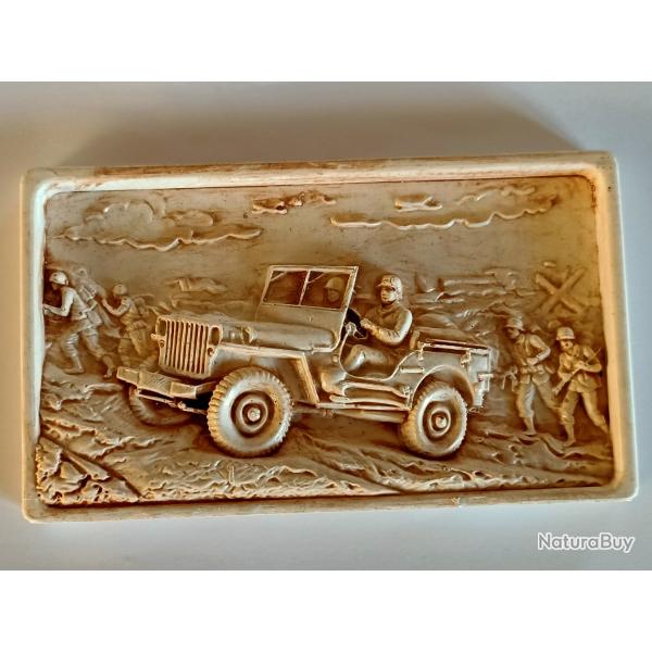 Bas relief sc�ne du D�barquement avec Jeep avec support