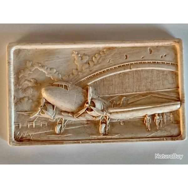 Bas relief avec un dakota "batterie de Merville avec support