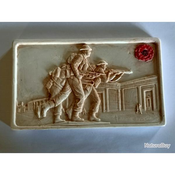 Bas relief M�morial de Britannique  avec support