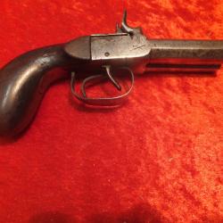 Pistolet de poche &agrave; percussion, &agrave; deux coups, &eacute;poque Louis-Philippe, en bon &eacute;tat g&eacute;n&eacute;ral.