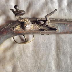 Pistolet a silex style oriental date inconnue . Assez bon etat de fonctionnement gros calibre