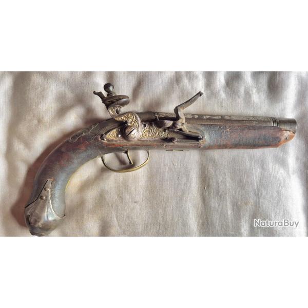 Pistolet a silex style oriental date inconnue . Assez bon etat de fonctionnement gros calibre