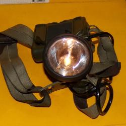 LAMPE FRONTALE DE L'ARMEE DE TERRE FRANCAISE , ALIMENTATION AVEC 1  PILE PLATE , AMPOULE DE RECHANGE