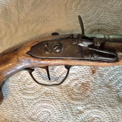 Pistolet de carosse a silex a completer mais bon etat de conservation.