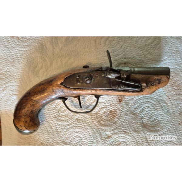 Pistolet de carosse a silex a completer mais bon etat de conservation.
