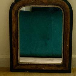 Miroir &eacute;poque Louis Philippe ( 1830-1845) D&eacute;cor de feuillages grav&eacute;s.