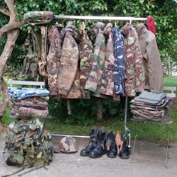 Lot compos&eacute; d'ensembles GoreTex, treillis, combisaisons TAP, sacs, chaussures, etc.