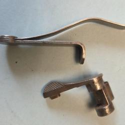 Pieces rare  de Le Francais 7,65 de Manufrance un verrou de fremeture et un ressort double