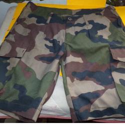 SHORT CAMOUFLE DE TYPE COMBAT DE L'ARMEE FRANCAISE , 2 POCHES SUR LES CUISSES ET 1 POCHE A RRIERE ,