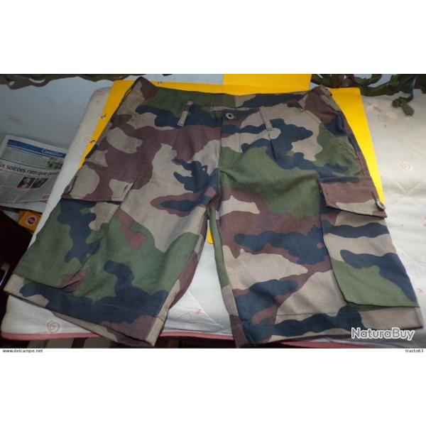 SHORT CAMOUFLE DE TYPE COMBAT DE L'ARMEE FRANCAISE , 2 POCHES SUR LES CUISSES ET 1 POCHE A RRIERE ,