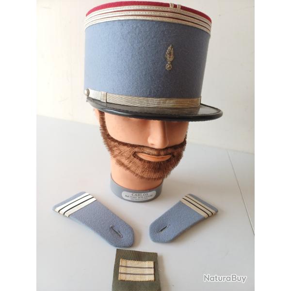 K�pi militaire de Capitaine de l'Arme Blind�e et Cavalerie + �paulettes et grade