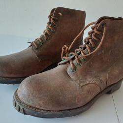 Brodequins militaires clout&eacute;s mle 45 dat&eacute;s janvier 55 poiture 42 NEUFS DE STOCK