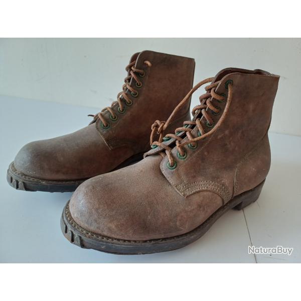 Brodequins militaires clout�s mle 45 dat�s janvier 55 poiture 42 NEUFS DE STOCK