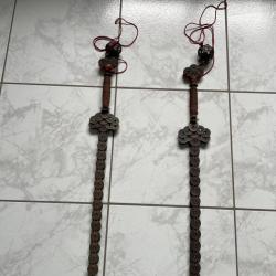 2 sabres port bonheur chine du sud fabriqu&eacute;es de pi&egrave;ces de monnaie XIX