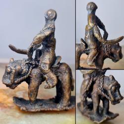 Cavalier Dogon en bronze patin&eacute;, symbole de voyage spirituel