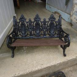 Ancien banc de poup&eacute;e en fonte