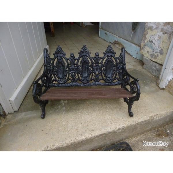 Ancien banc de poup�e en fonte